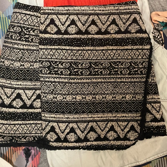 H&M Jacquard Weave Black and Cream Faux Wrap Fringe Mini Skirt Sz 6 - Picture 6 of 6